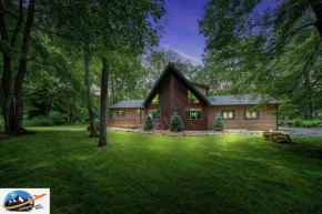 Mountain & Lake Escape w/ Hot Tub & Free Massages!